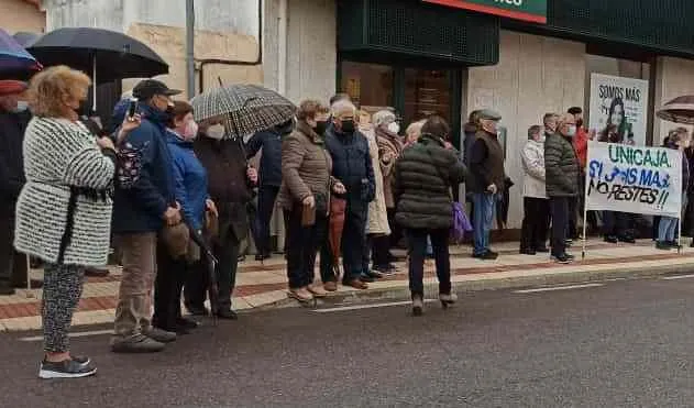 Foto 2 - Sancti-Sp&iacute;ritus protesta, con cencerrada incluida, contra el cierre de su oficina de Unicaja