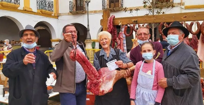 Foto 4 - Entregado uno de los lotes sorteados en la Feria de Botijeros