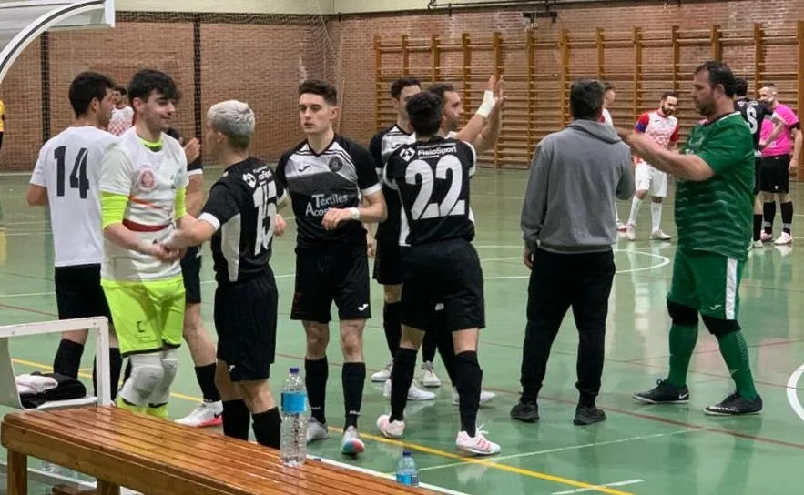 Foto 4 - La apuesta del III Senior por el portero-jugador para llevarse la victoria le sale rana en Cistierna