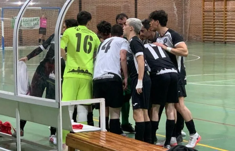 Foto 3 - La apuesta del III Senior por el portero-jugador para llevarse la victoria le sale rana en Cistierna