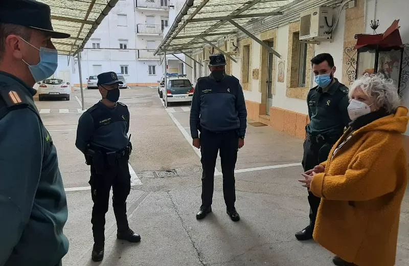 Foto 8 - Encarnaci&oacute;n P&eacute;rez agradece a la Guardia Civil la labor desempe&ntilde;ada durante el Carnaval