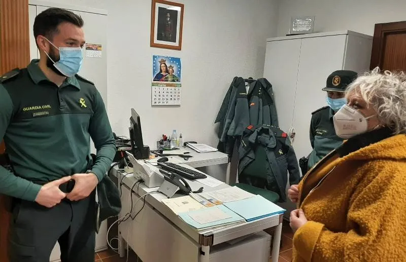 Foto 4 - Encarnaci&oacute;n P&eacute;rez agradece a la Guardia Civil la labor desempe&ntilde;ada durante el Carnaval