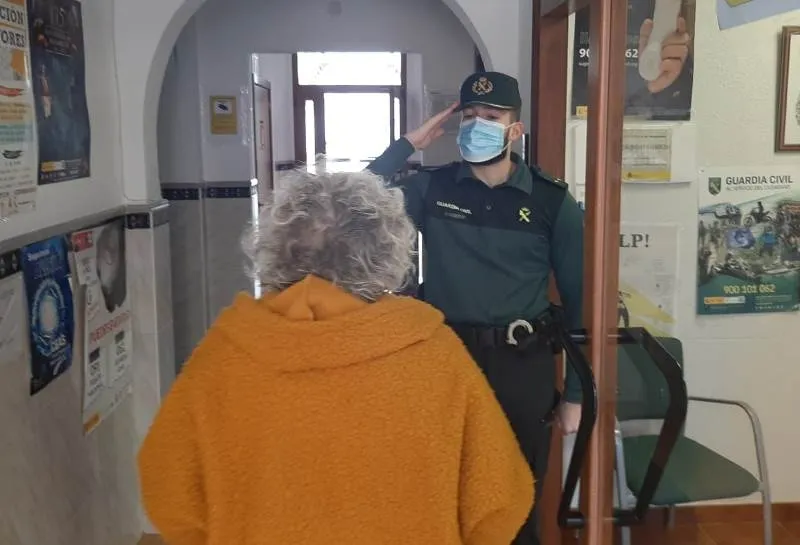 Foto 3 - Encarnaci&oacute;n P&eacute;rez agradece a la Guardia Civil la labor desempe&ntilde;ada durante el Carnaval