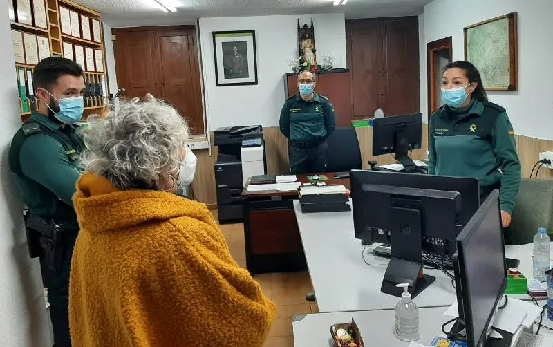 Foto 2 - Encarnaci&oacute;n P&eacute;rez agradece a la Guardia Civil la labor desempe&ntilde;ada durante el Carnaval