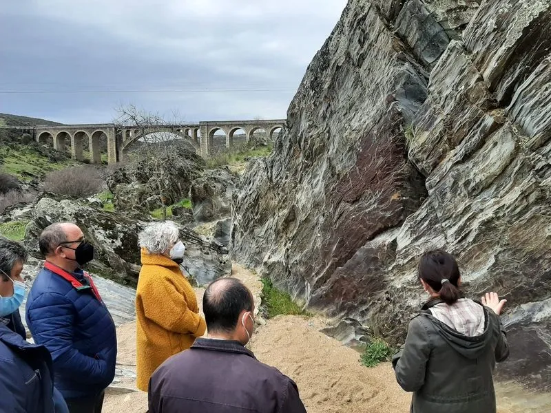 Visita de la subdelegada del Gobierno, Encarnacion Pérez, a la localidad de Ahigal de los Aceiteros