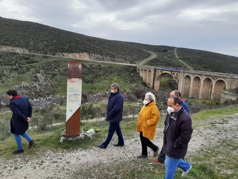 Visita de la subdelegada del Gobierno, Encarnacion Pérez, a la localidad de Ahigal de los Aceiteros