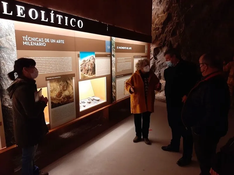 Visita de la subdelegada del Gobierno, Encarnacion Pérez, a la localidad de Ahigal de los Aceiteros