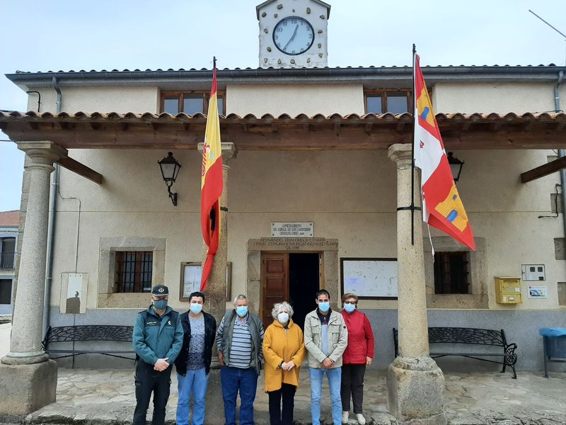 Visita de la subdelegada del Gobierno, Encarnacion Pérez, a la localidad de Ahigal de los Aceiteros