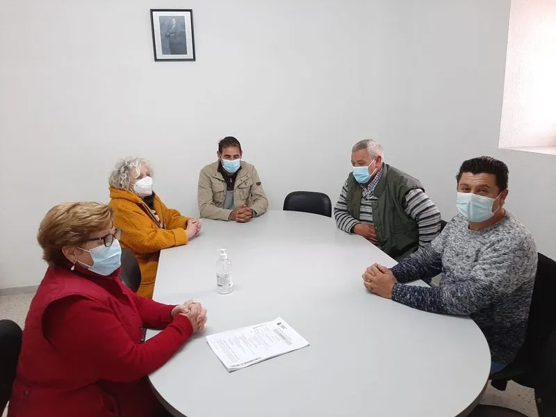 Visita de la subdelegada del Gobierno, Encarnacion Pérez, a la localidad de Ahigal de los Aceiteros
