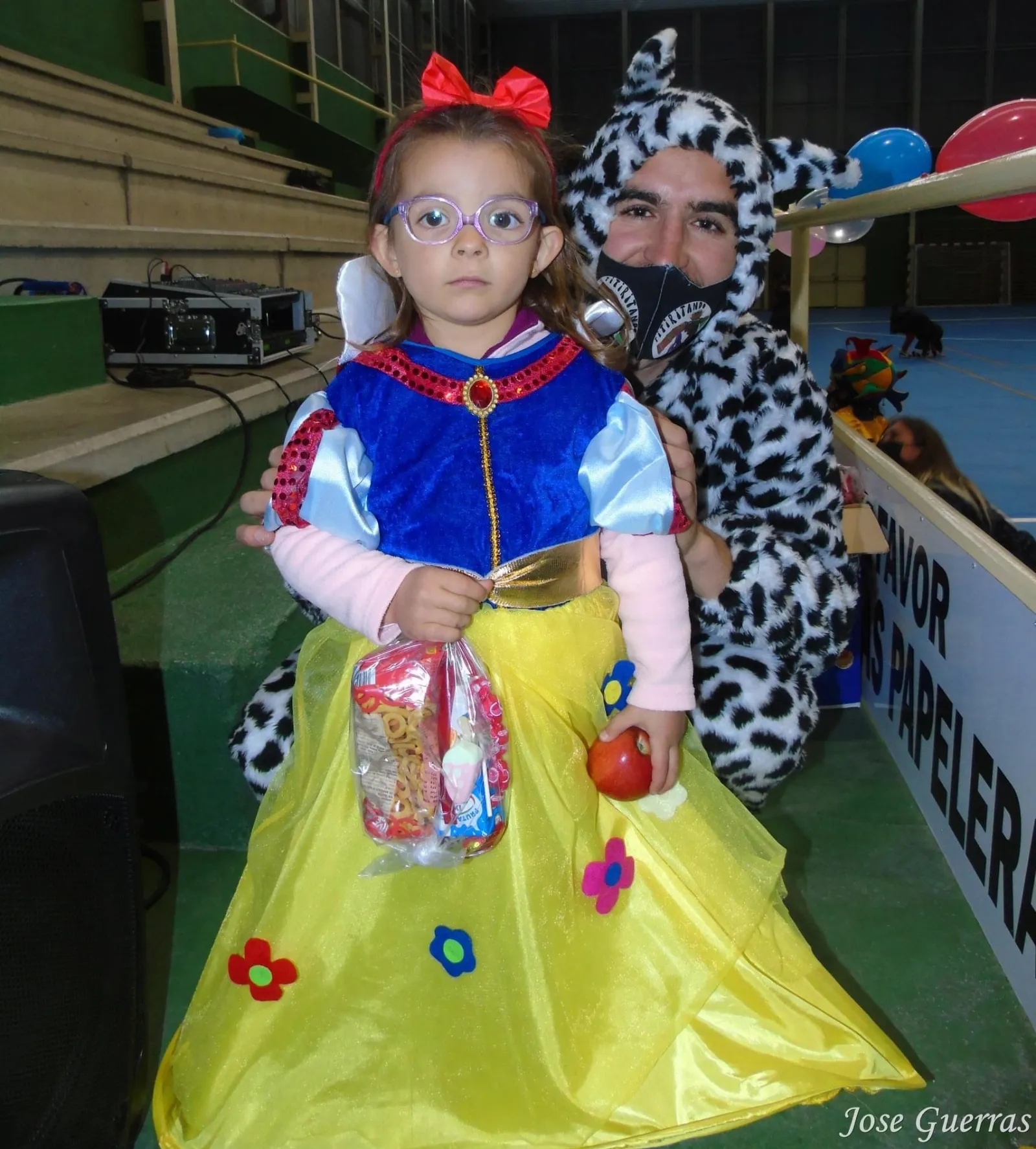 Macotera celebraba una animada tarde de juegos de carnaval en el pabellón 