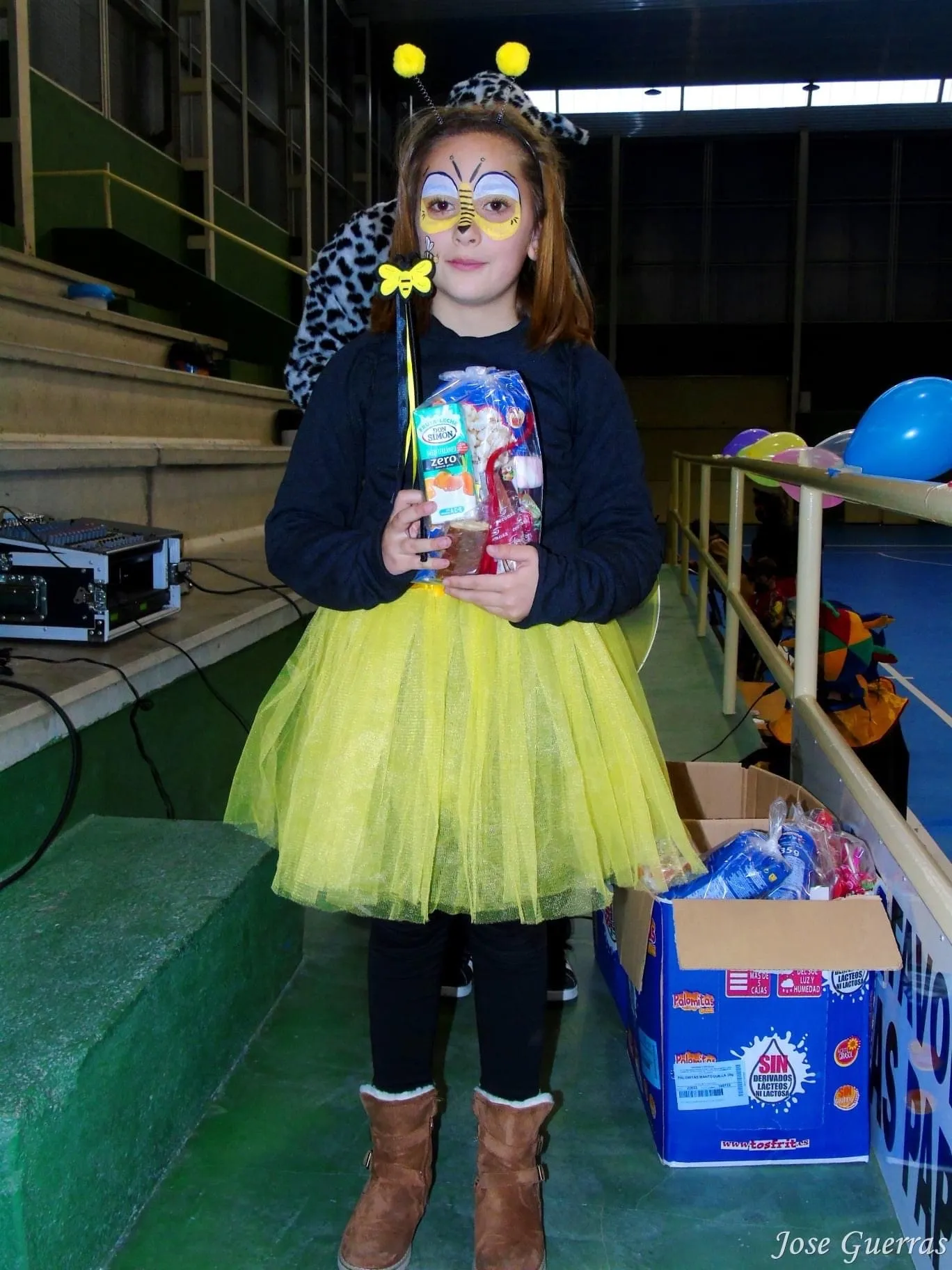Macotera celebraba una animada tarde de juegos de carnaval en el pabellón 
