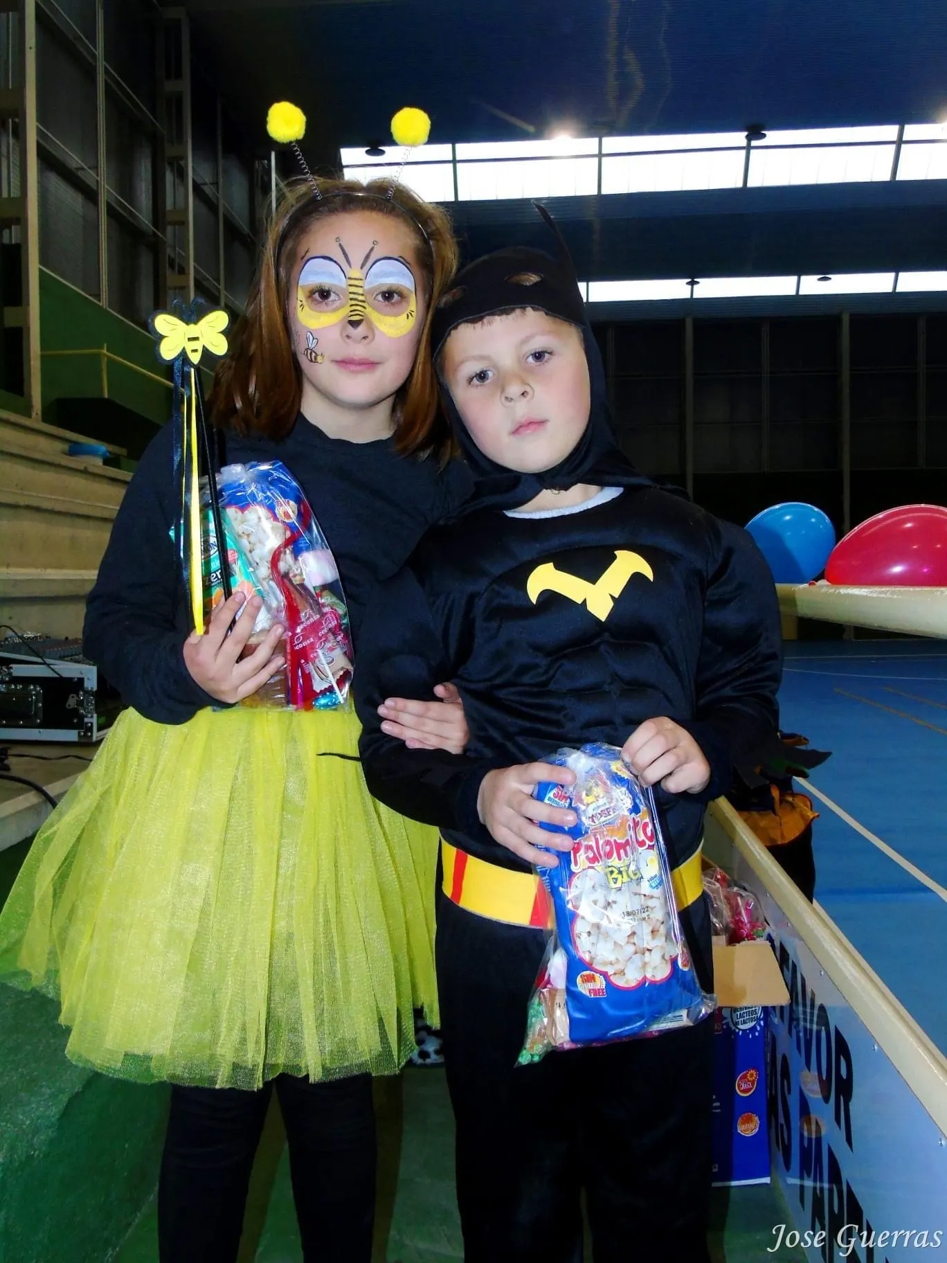 Macotera celebraba una animada tarde de juegos de carnaval en el pabellón 
