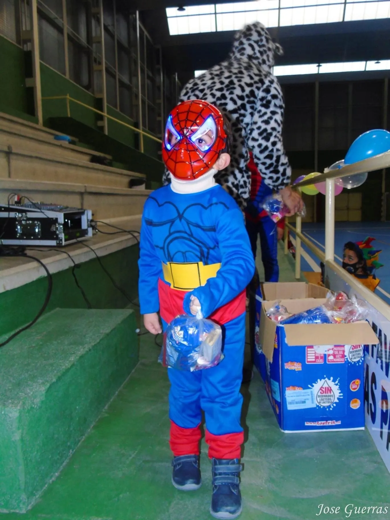 Macotera celebraba una animada tarde de juegos de carnaval en el pabellón 