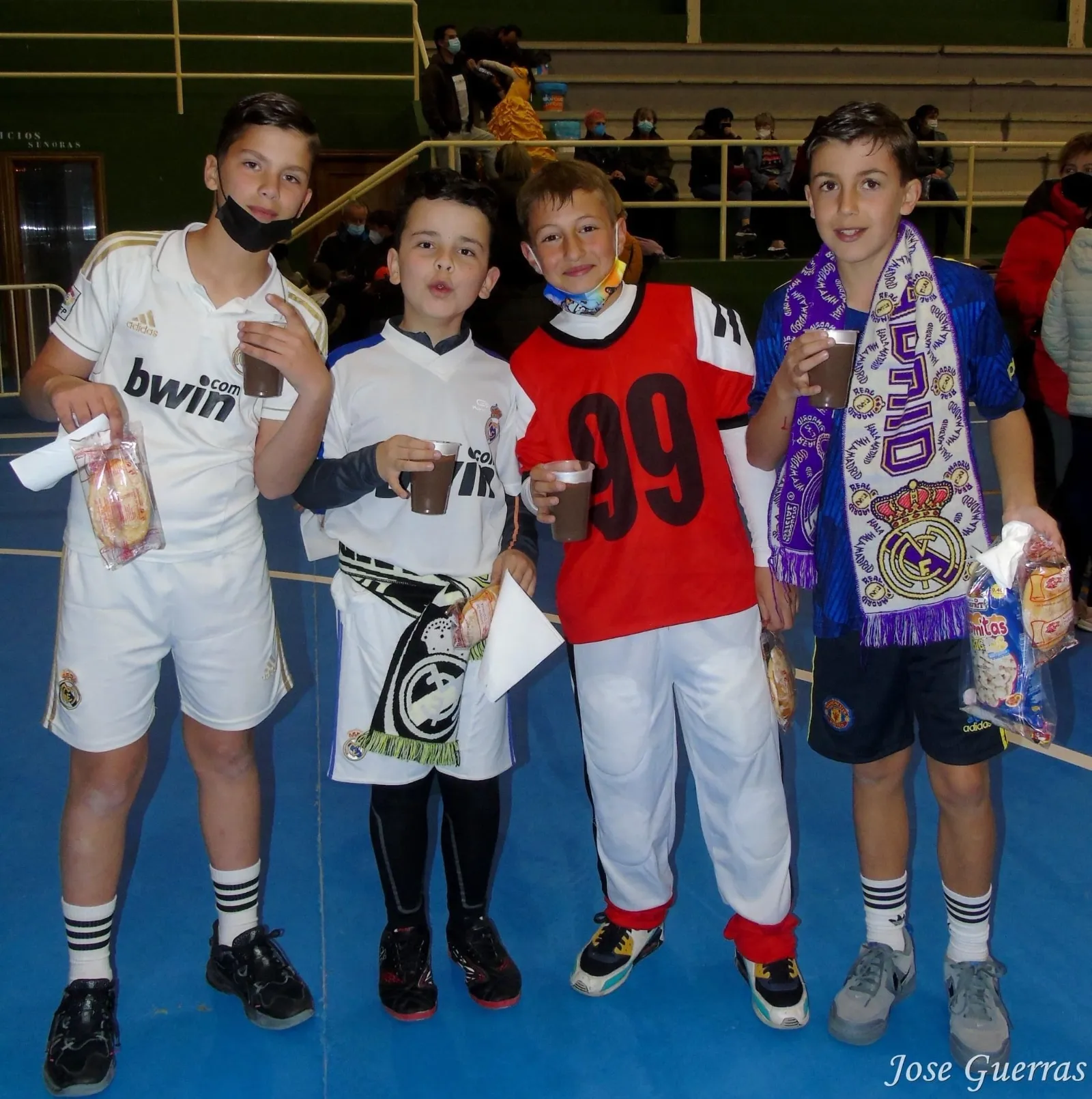 Macotera celebraba una animada tarde de juegos de carnaval en el pabellón 