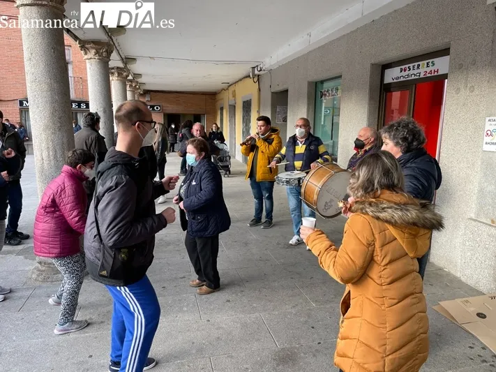 La plaza de España acogía el tradicional entierro de la sardina con el que Peñaranda dice adiós al carnaval 