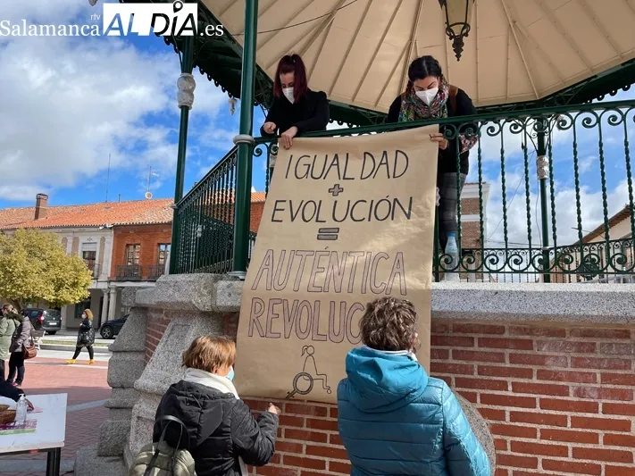 La alcaldesa Carmen Ávila, junto a la concejal de Igualdad, Pilar García, y la edil del PP Carmen Familiar, encabezaban el manifiesto por el 8M