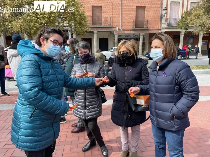 La alcaldesa Carmen Ávila, junto a la concejal de Igualdad, Pilar García, y la edil del PP Carmen Familiar, encabezaban el manifiesto por el 8M