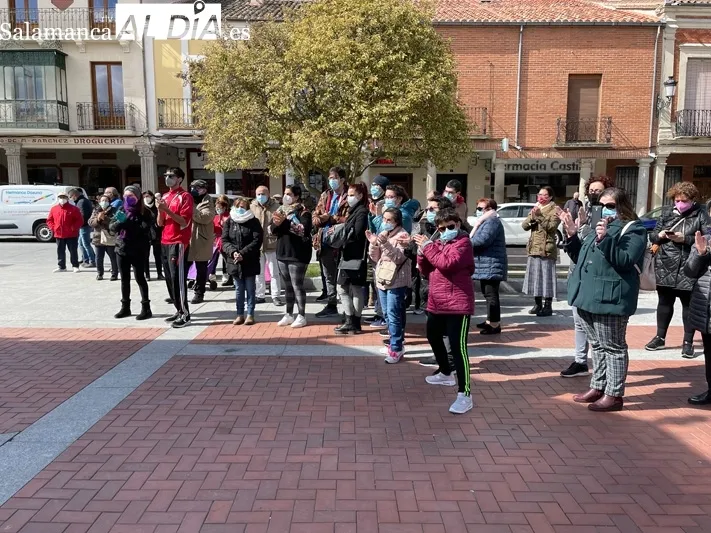 La alcaldesa Carmen Ávila, junto a la concejal de Igualdad, Pilar García, y la edil del PP Carmen Familiar, encabezaban el manifiesto por el 8M