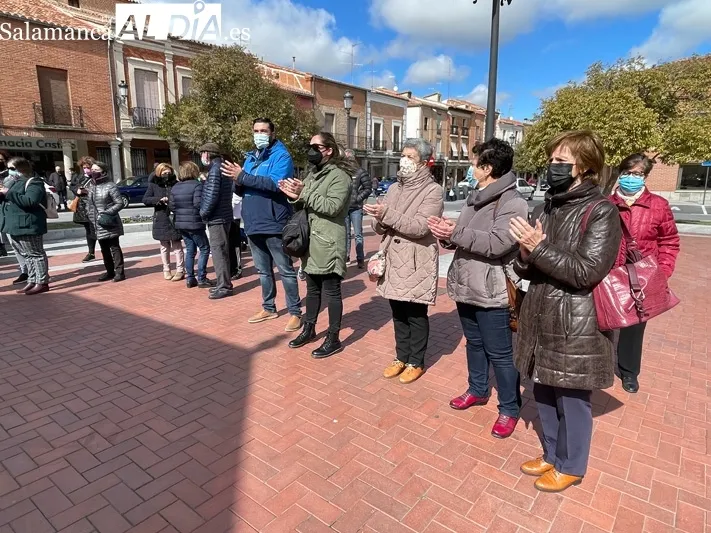 La alcaldesa Carmen Ávila, junto a la concejal de Igualdad, Pilar García, y la edil del PP Carmen Familiar, encabezaban el manifiesto por el 8M