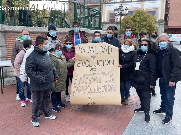La alcaldesa Carmen Ávila, junto a la concejal de Igualdad, Pilar García, y la edil del PP Carmen Familiar, encabezaban el manifiesto por el 8M
