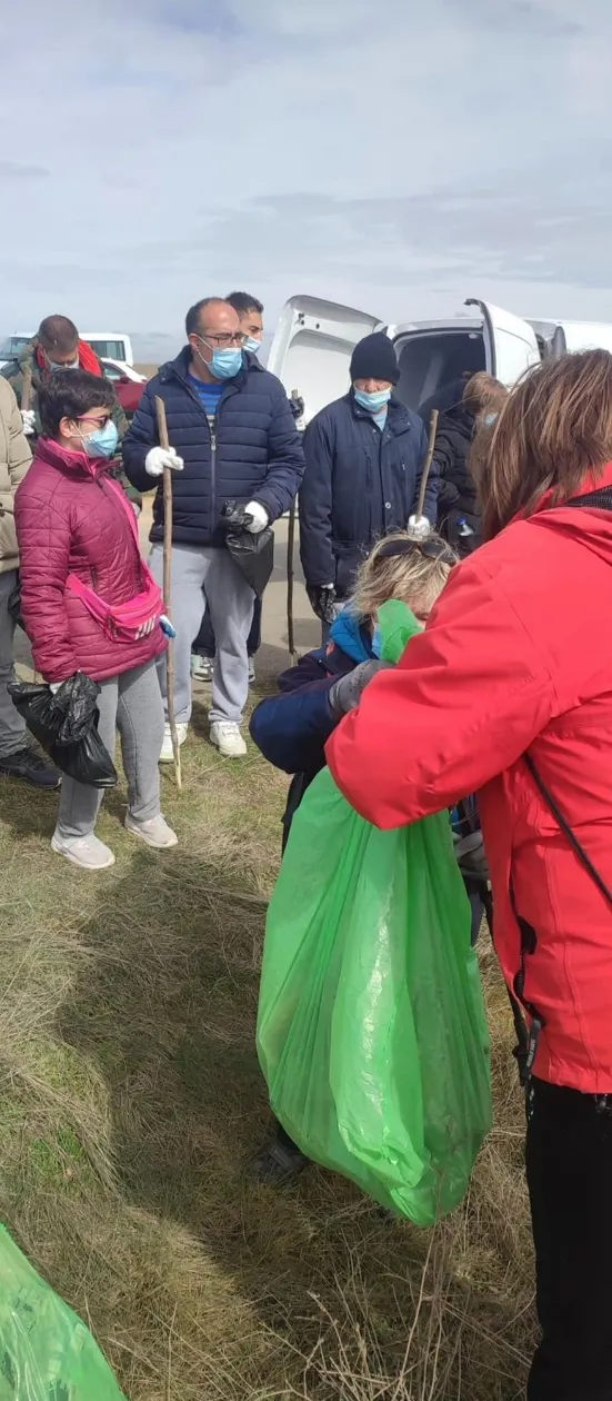 El grupo 'Acomunidad' ha desarrollado un plan de recogida de residuos en el Azud de Riolobos