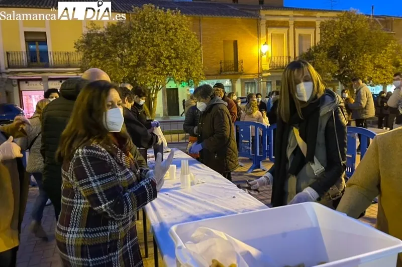 Los peñarandinos han participado este viernes en la chocolatada solidaria en apoyo a Ucrania organizada por el Ayuntamiento