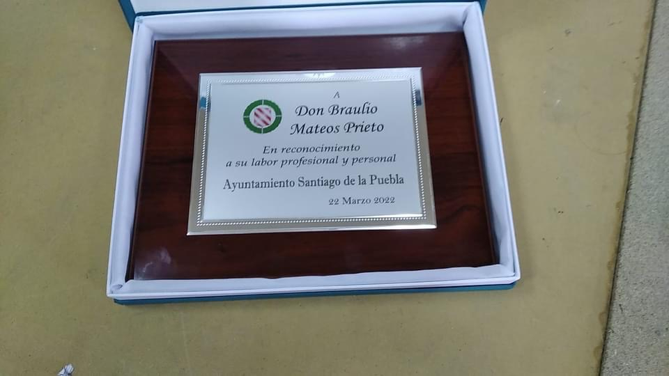 Santiago de la Puebla ha despedido por jubilación a su practicante, Braulio Mateos 