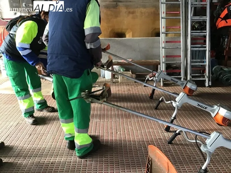 El equipo de alumnos-trabajadores acondicionan las rutas de Santa Marina y Rupurupay en el Parque Natural Arribes del Duero
