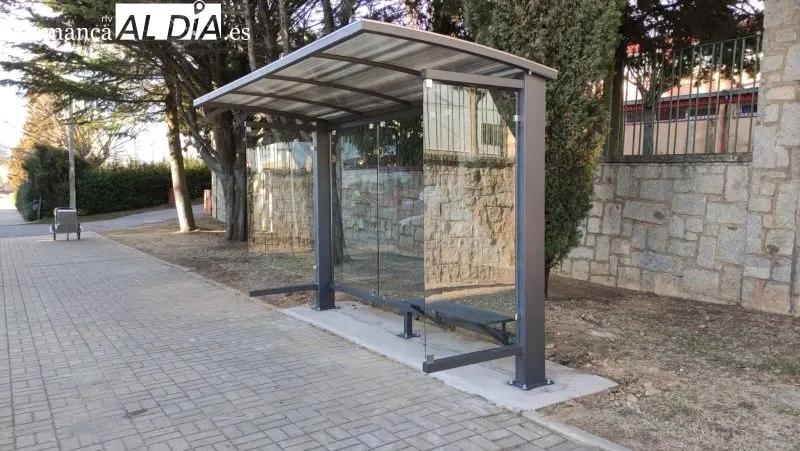 Marquesina de autobús recién instalada junto al IES Vía de la Plata de Guijuelo - Kiko Robles
