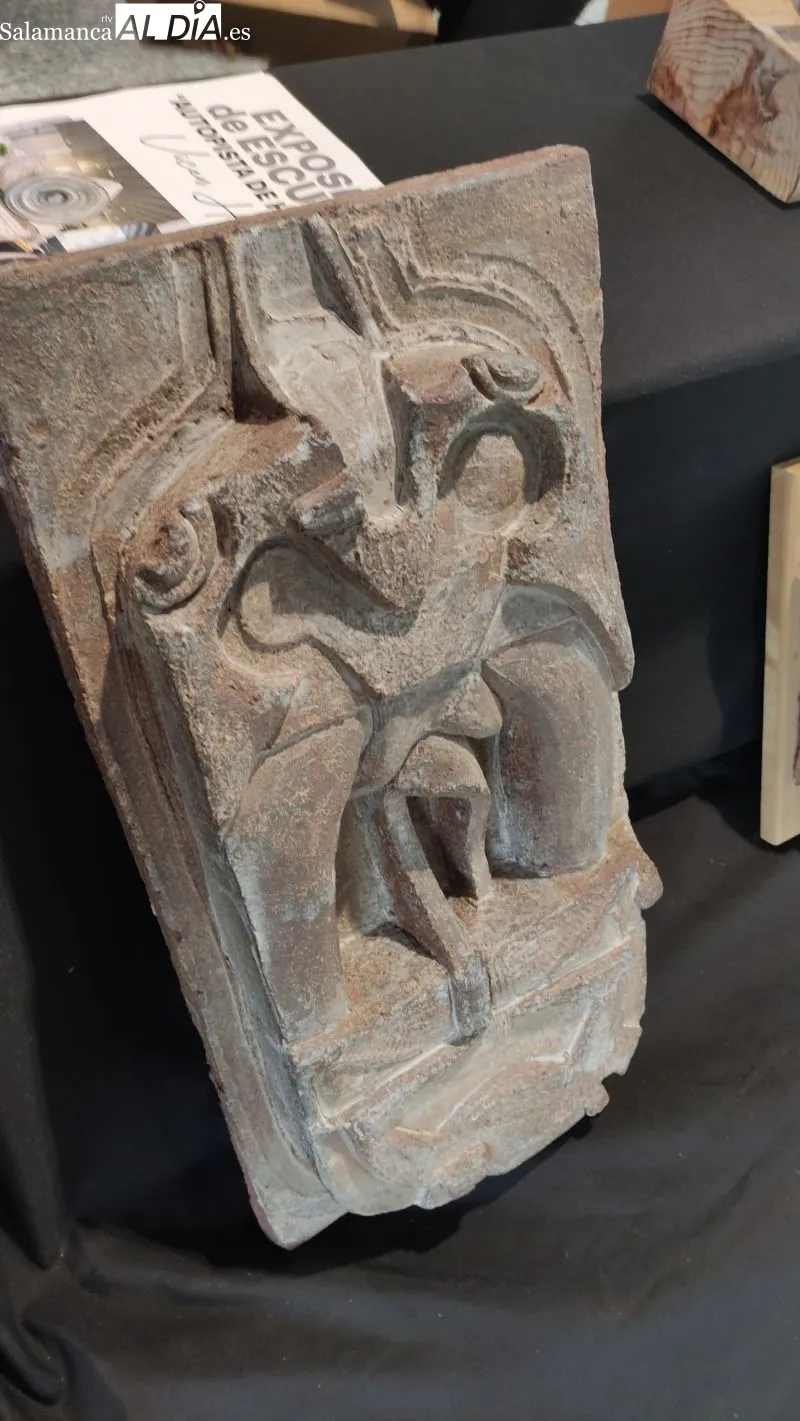 La escultora Vicen Hernández, acompañada de la edil de Cultura María Jesús Moro, en la inauguración en Guijuelo - Kiko Robles