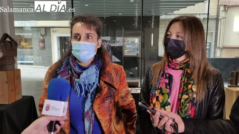 La escultora Vicen Hernández, acompañada de la edil de Cultura María Jesús Moro, en la inauguración en Guijuelo - Kiko Robles