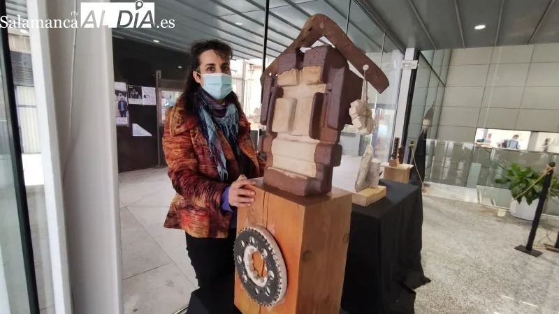 La escultora Vicen Hernández, acompañada de la edil de Cultura María Jesús Moro, en la inauguración en Guijuelo - Kiko Robles
