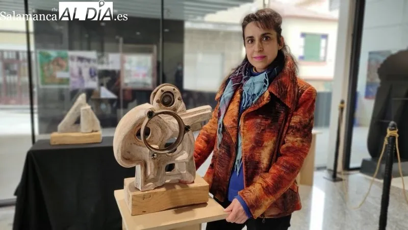 La escultora Vicen Hernández, acompañada de la edil de Cultura María Jesús Moro, en la inauguración en Guijuelo - Kiko Robles