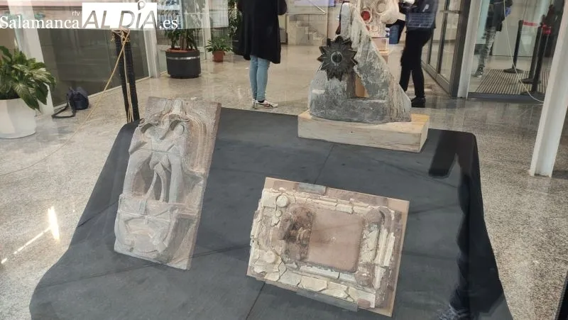 La escultora Vicen Hernández, acompañada de la edil de Cultura María Jesús Moro, en la inauguración en Guijuelo - Kiko Robles