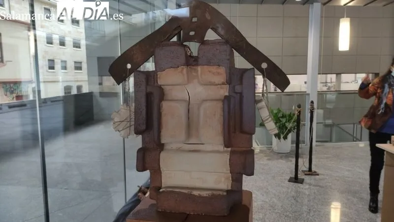 La escultora Vicen Hernández, acompañada de la edil de Cultura María Jesús Moro, en la inauguración en Guijuelo - Kiko Robles