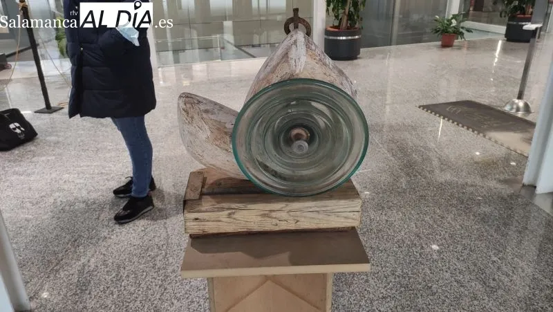 La escultora Vicen Hernández, acompañada de la edil de Cultura María Jesús Moro, en la inauguración en Guijuelo - Kiko Robles