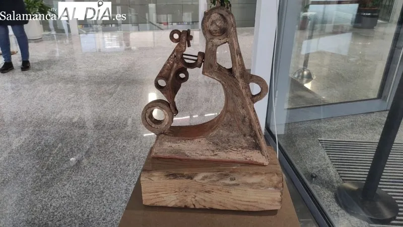 La escultora Vicen Hernández, acompañada de la edil de Cultura María Jesús Moro, en la inauguración en Guijuelo - Kiko Robles