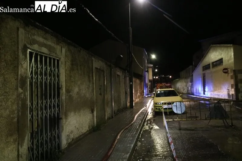 La rápida intervención de los bomberos evitó que las llamas se extendieran a la vivienda / CORRAL
