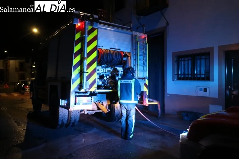 La rápida intervención de los bomberos evitó que las llamas se extendieran a la vivienda / CORRAL