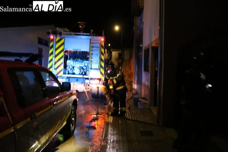 La rápida intervención de los bomberos evitó que las llamas se extendieran a la vivienda / CORRAL