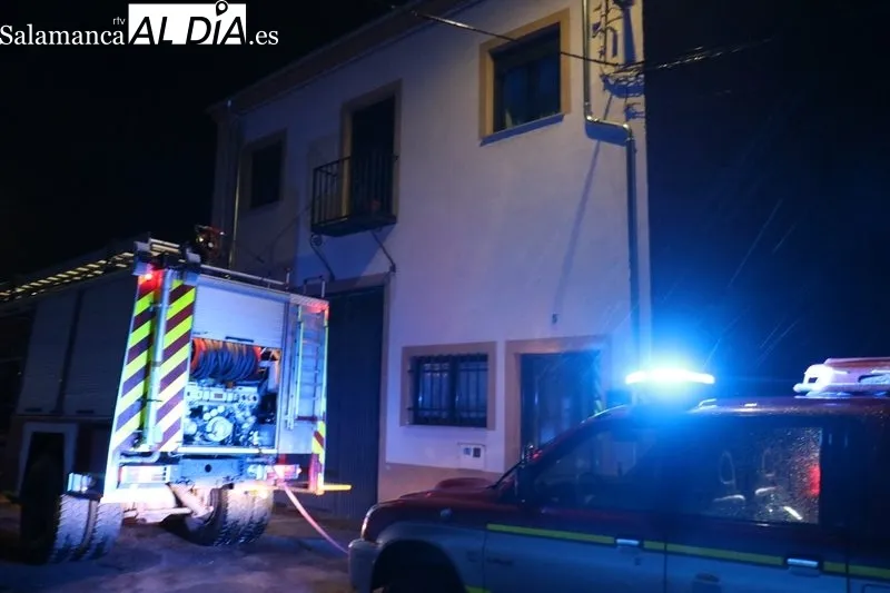 La rápida intervención de los bomberos evitó que las llamas se extendieran a la vivienda / CORRAL