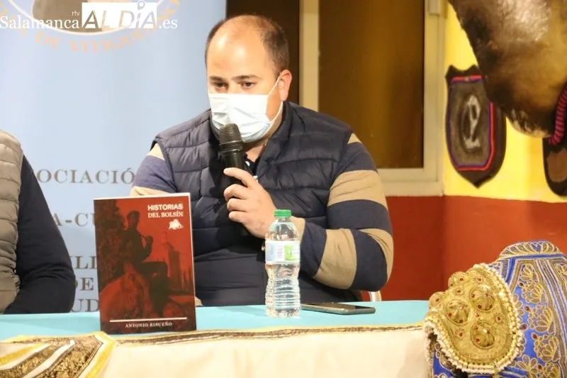 Antonio Risueño presenta en Vitigudino su libro ‘Historias del bolsín’