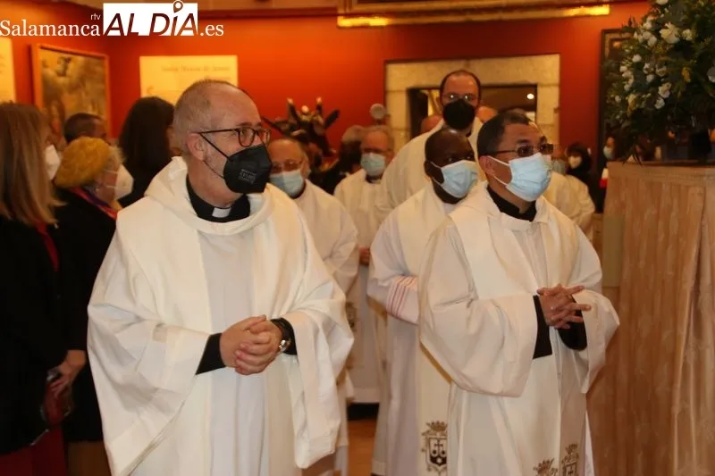 Foto 10 - El obispo de Salamanca preside la misa del IV centenario de la canonizaci&oacute;n de Santa Teresa