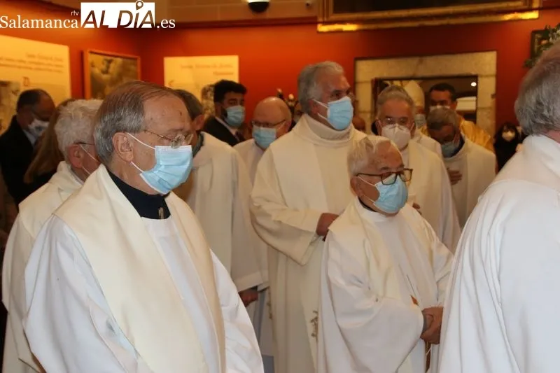 Foto 8 - El obispo de Salamanca preside la misa del IV centenario de la canonizaci&oacute;n de Santa Teresa
