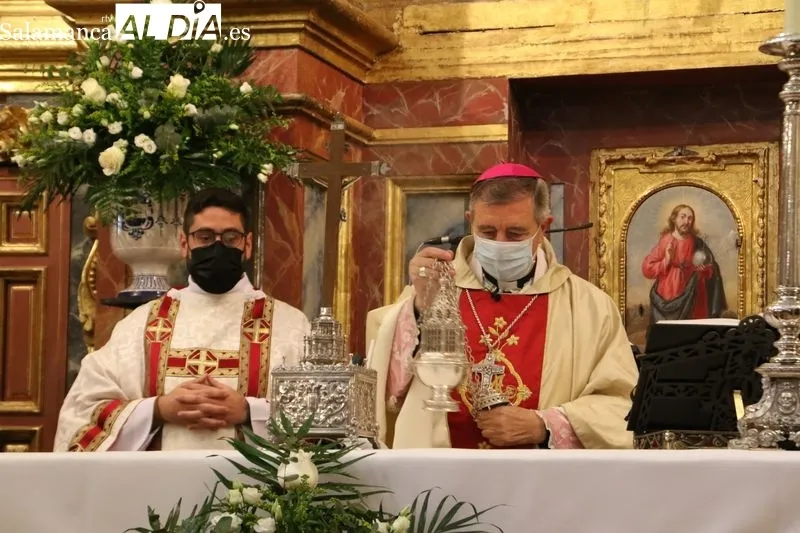 Foto 6 - El obispo de Salamanca preside la misa del IV centenario de la canonizaci&oacute;n de Santa Teresa