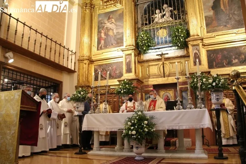 Foto 5 - El obispo de Salamanca preside la misa del IV centenario de la canonizaci&oacute;n de Santa Teresa