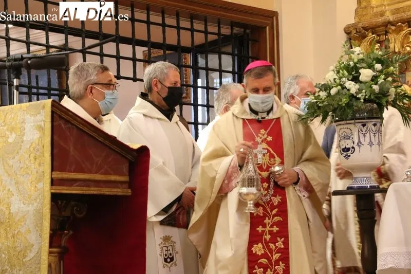 Foto 4 - El obispo de Salamanca preside la misa del IV centenario de la canonizaci&oacute;n de Santa Teresa