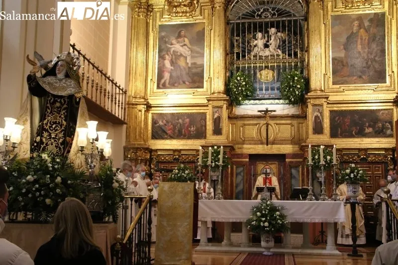 Foto 2 - El obispo de Salamanca preside la misa del IV centenario de la canonizaci&oacute;n de Santa Teresa