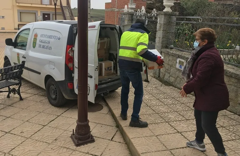 Foto 4 - Gallegos de Arga&ntilde;&aacute;n recoge materiales y alimentos para enviar a Ucrania