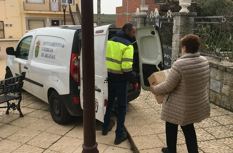 Foto 3 - Gallegos de Arga&ntilde;&aacute;n recoge materiales y alimentos para enviar a Ucrania